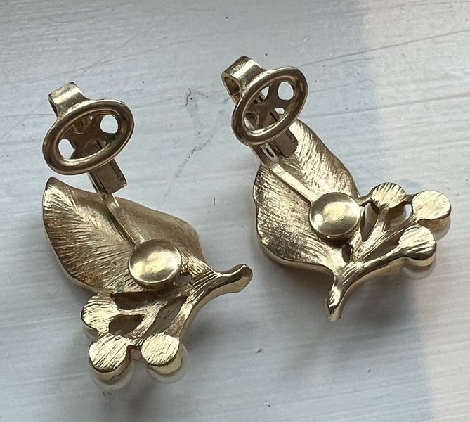 Beautiful 1950s goldtone & pearl Trifari clip on earrings - leaves and berries Carousel 5
