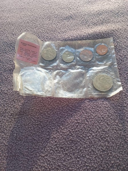 New Zealand , first decimal set , 1967 , missing , 50 cents and dollar coin Carousel 1