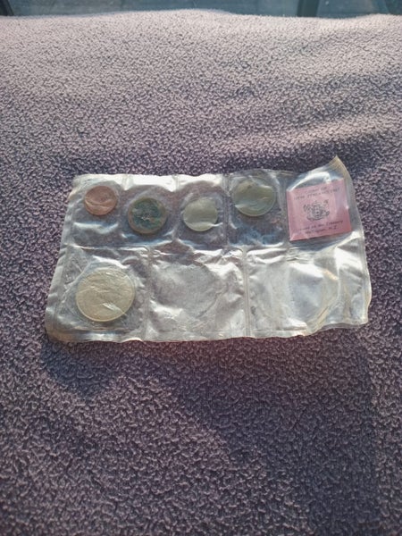 New Zealand , first decimal set , 1967 , missing , 50 cents and dollar coin Carousel 2
