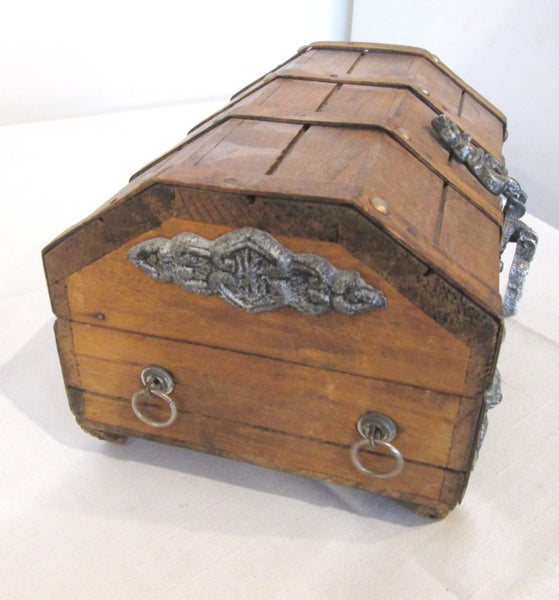 Wooden Trinket/Jewellery Trunk Carousel 2