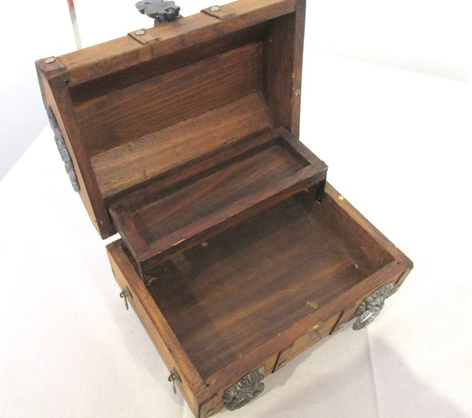 Wooden Trinket/Jewellery Trunk Carousel 3
