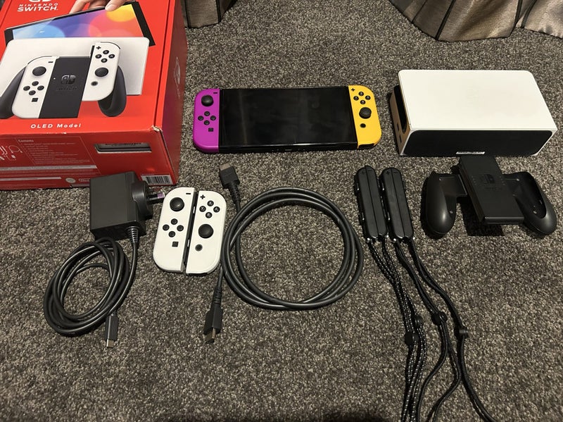 Nintendo Switch OLED + Joycons Carousel 1