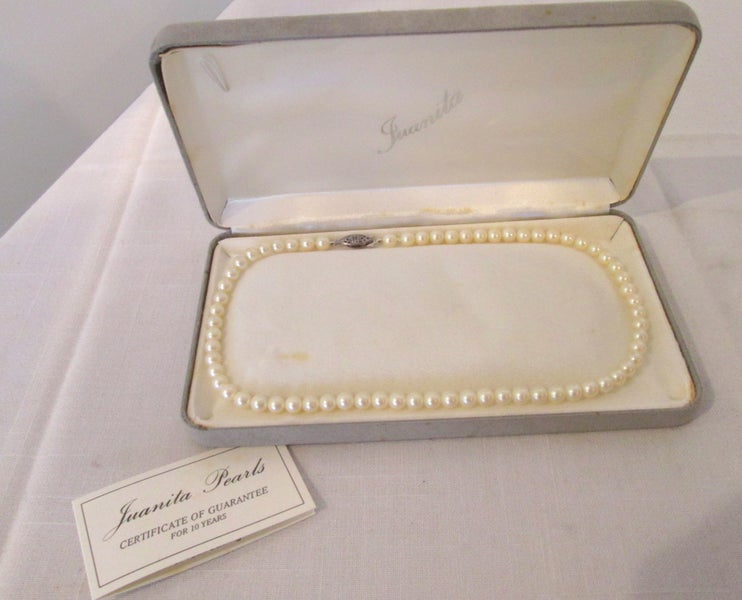 Retro Juanita Pearls Necklace Carousel 1