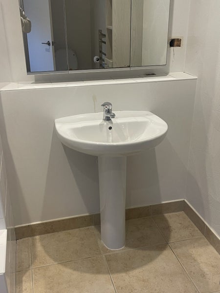 Vanity/Basin and tap Carousel 1