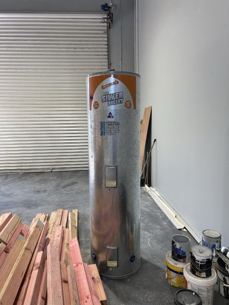 300L hot water cylinder with 2x 3kw elements Carousel 1
