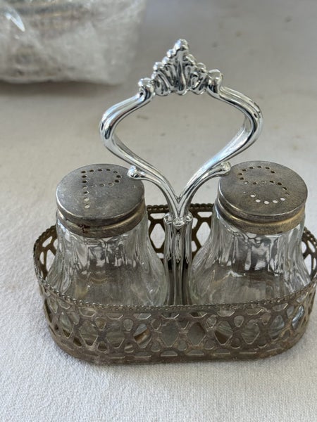 Salt & pepper bottles Carousel 1