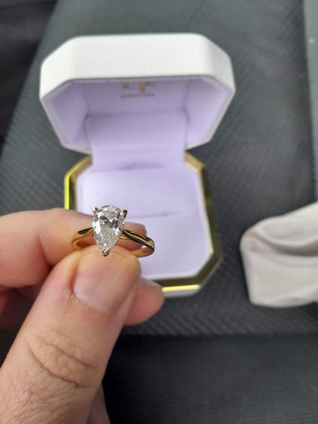 9K Pear-shaped Diamond Engagement Ring62863214357634114