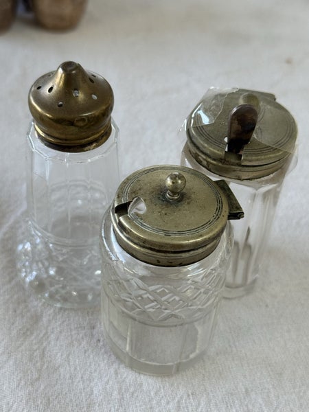 Sal & pepper bottles Carousel 1
