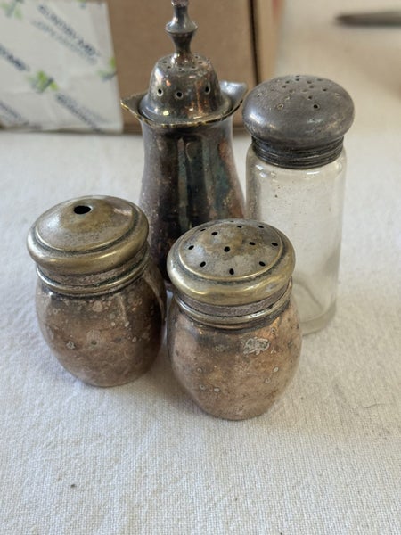 Salt & pepper bottles Carousel 1