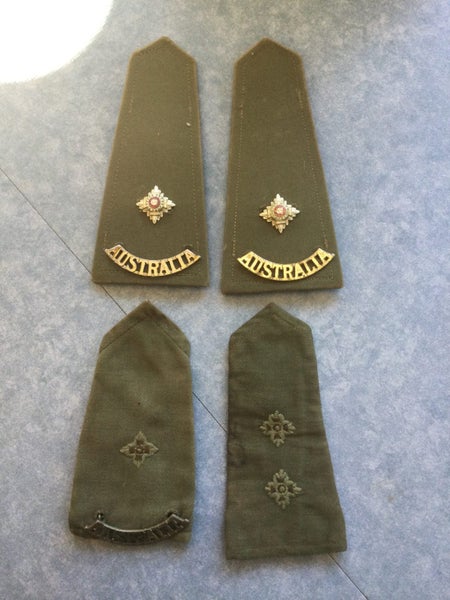 AN AUCTION OF VINTAGE MILITARY PATCHES AND BADGES Carousel 1