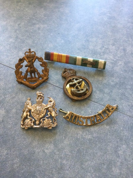 AN AUCTION OF VINTAGE MILITARY PATCHES AND BADGES Carousel 2