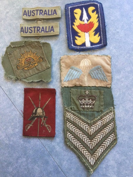 AN AUCTION OF VINTAGE MILITARY PATCHES AND BADGES Carousel 4