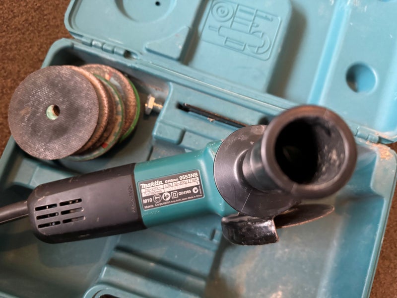 Makita 9553NB Corded Angle Grinder Carousel 2