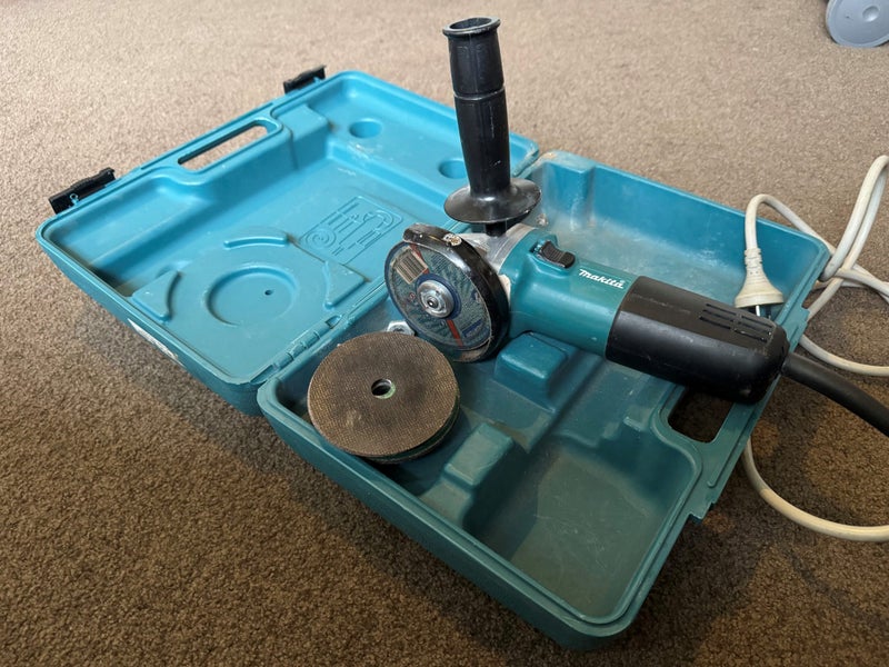 Makita 9553NB Corded Angle Grinder Carousel 1