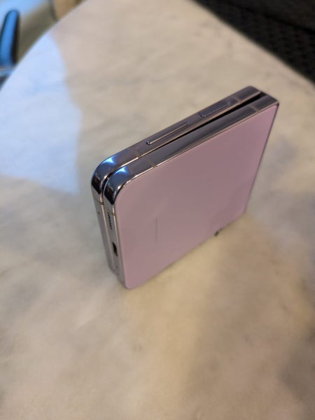Samsung Galaxy Z Flip 4 5G 128Gb for spares or repair63612847710211112