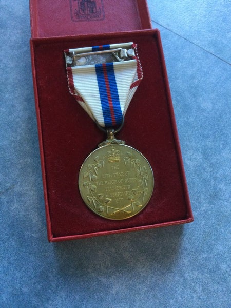 AN EXCELLENT QUEENS SILVER JUBILEE MEDAL 1952-1977 Carousel 3