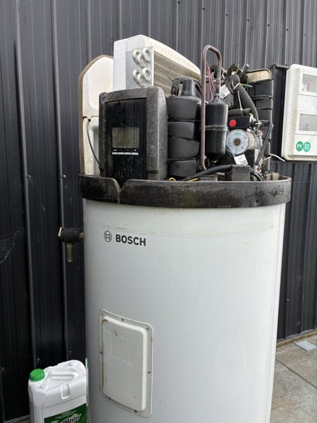 Bosch Compress 300 - Electric heat pump hot water cylinder Carousel 5