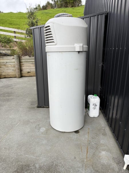 Bosch Compress 300 - Electric heat pump hot water cylinder Carousel 1