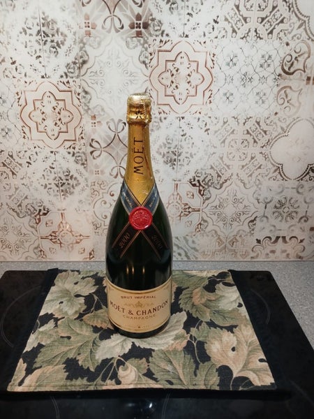 Empty sealed heavy store Display Moet and chandon champagne year 2000 bottle62932729098242112