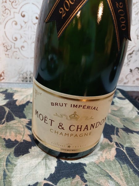 Empty sealed heavy store Display Moet and chandon champagne year 2000 bottle62932729098242113