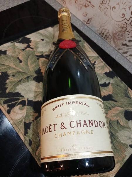 Empty sealed heavy store Display Moet and chandon champagne year 2000 bottle62932729098242114