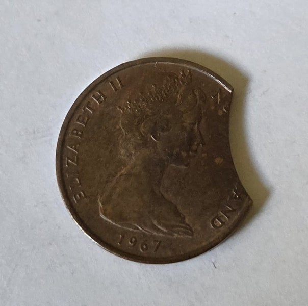 NEW ZEALAND COIN, TWO CENTS 1967, CLIPPED PLANCHET ERROR, $1 RES! Carousel 2