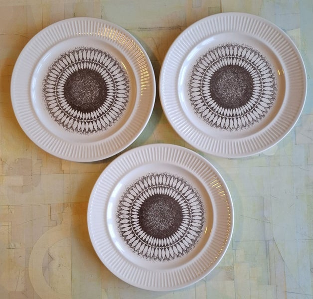 Three brown Telstar on Apollo dinner plates - 25.5cms Carousel 1