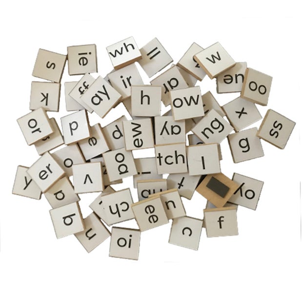 Magnetic letter tiles for spelling and reading Carousel 1
