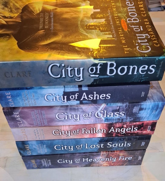 Complete set of six The Mortal Instruments plus one of the connected books Carousel 1