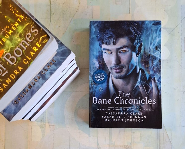 Complete set of six The Mortal Instruments plus one of the connected books Carousel 2
