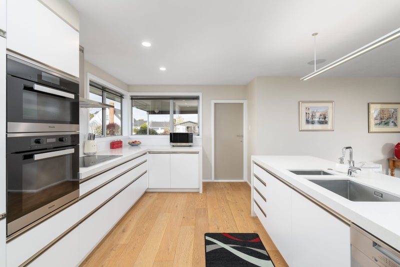 Stunningly Renovated with Style & Sophistication!62885375751043112