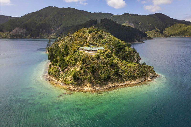 Exclusive Waterfront Estate: ‘The Peninsula’62885375804931111