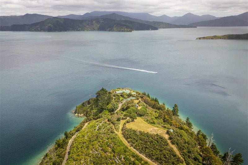 Exclusive Waterfront Estate: ‘The Peninsula’62885375804931111