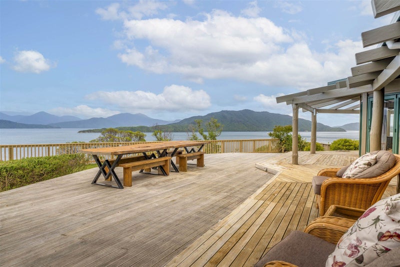 Exclusive Waterfront Estate: ‘The Peninsula’62885375804931113