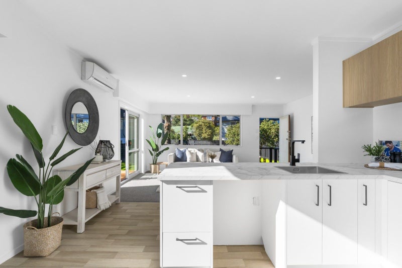 Stylish Makeover in Prestigious Neighbourhood62885375860995112