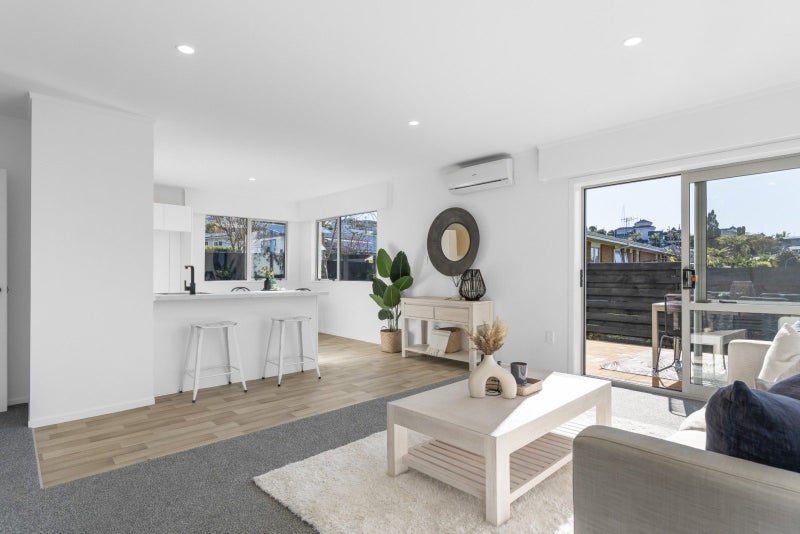 Stylish Makeover in Prestigious Neighbourhood62885375860995113