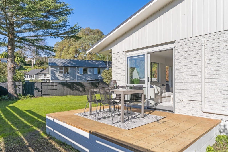 Stylish Makeover in Prestigious Neighbourhood62885375860995114