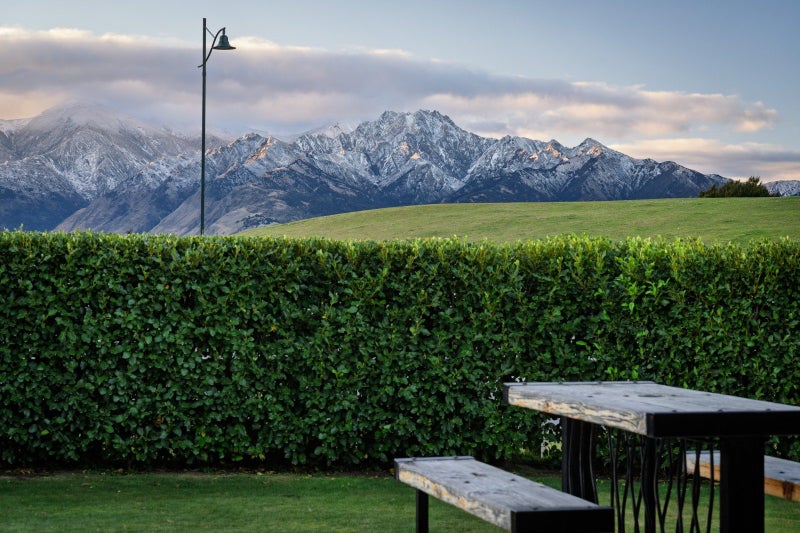 Luxury, light, and Mount Gold vistas62885375961602111
