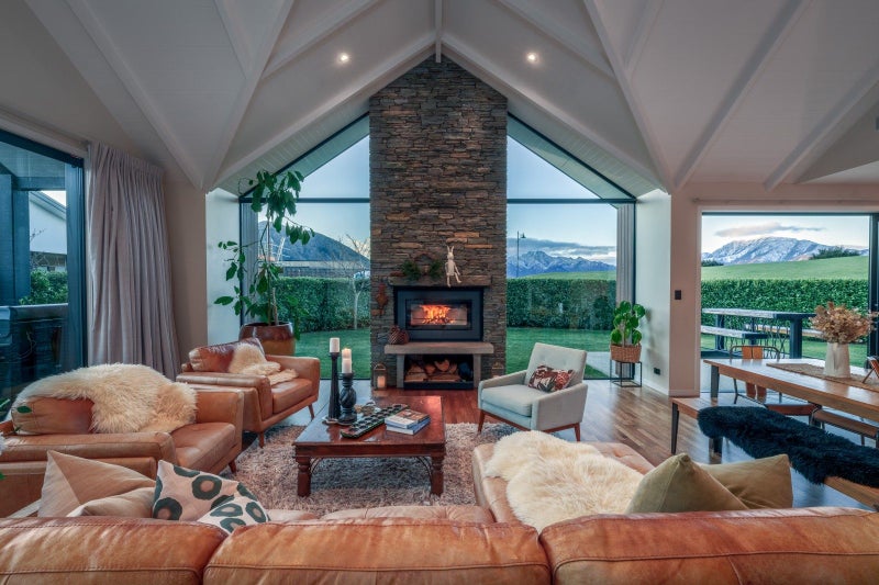 Luxury, light, and Mount Gold vistas62885375961602113
