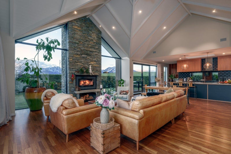 Luxury, light, and Mount Gold vistas62885375961602114