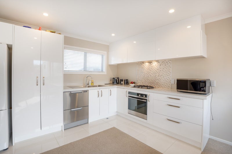 Modern Three Bedroom Townhouse62885375945731111