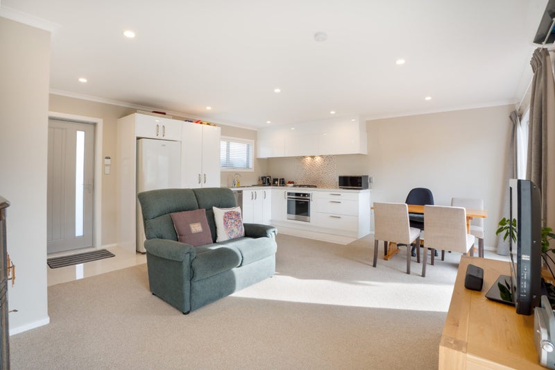 Modern Three Bedroom Townhouse62885375945731112