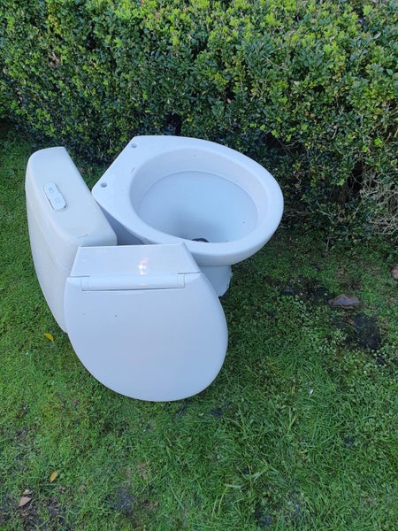 Toilet and vanity Carousel 2