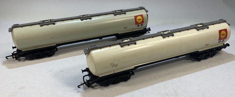 OO - Two Tank Cars - Hornby? - $1.00 reserve Carousel 1