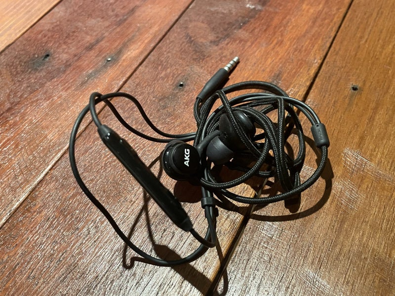 Bulk lot of amazing earphones and earbuds Carousel 6