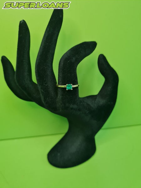 ** 9CT YELLOW GOLD RING WITH GREEN STONE ** Carousel 1