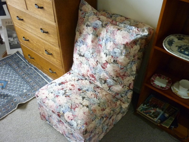 BEDROOM CHAIR WITH LARGE CUSHION. BEAUTIFUL COLOURS. Carousel 1