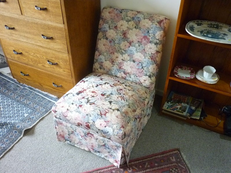 BEDROOM CHAIR WITH LARGE CUSHION. BEAUTIFUL COLOURS. Carousel 6