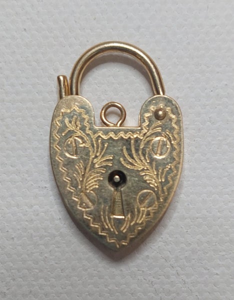 Beautiful 9ct Yellow Gold Engraved Padlock628647387409941129