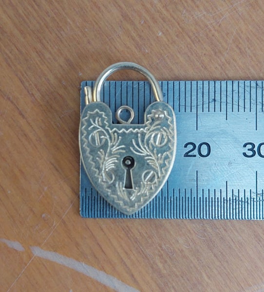 Beautiful 9ct Yellow Gold Engraved Padlock62864738740994112